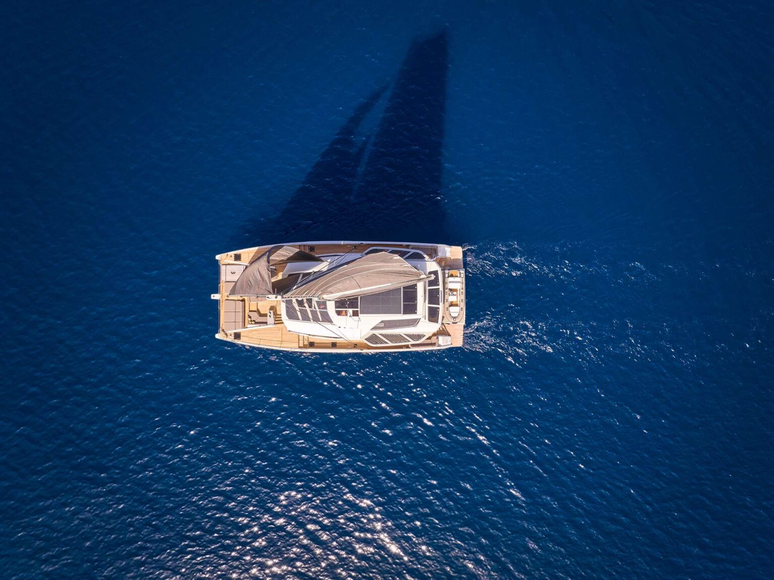 ALOA Luxusyacht im dunkelblauem Wasser in Griechenland