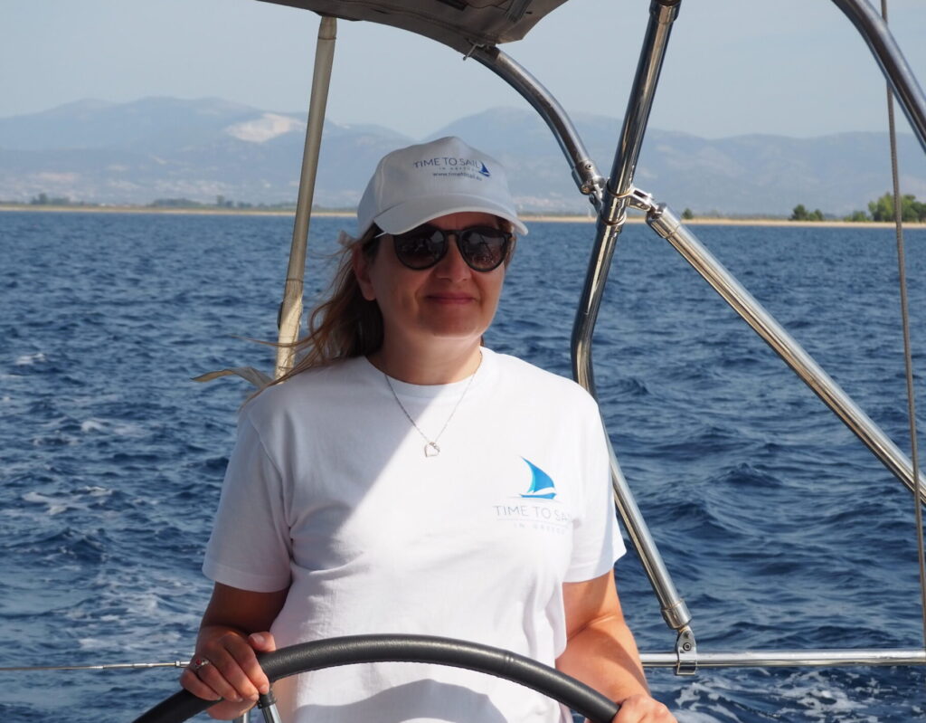 Frau steht auf einer Yacht in Griechenland