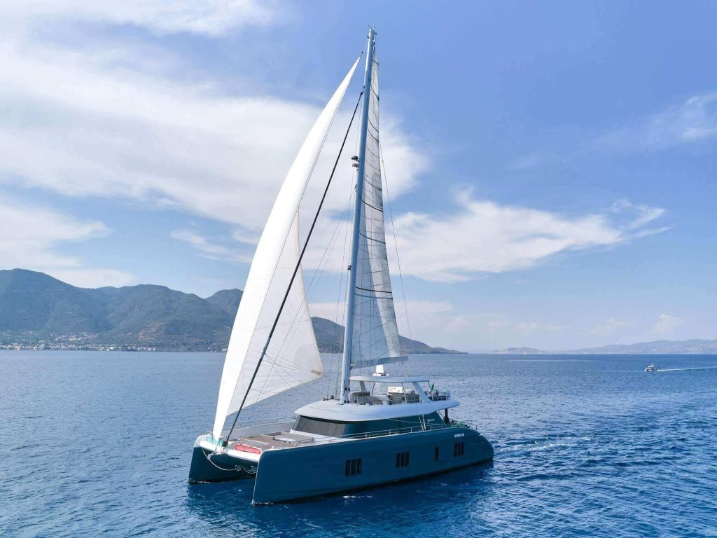 Luxus Katamaran in Griechenland auf dunkelblauem Wasser.