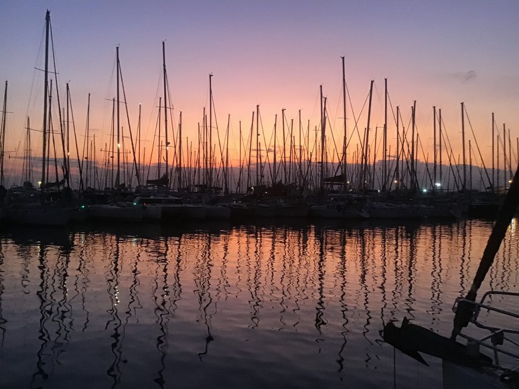 Marina Alimos, Schiffe im sonnenutergang, Nähe Athen