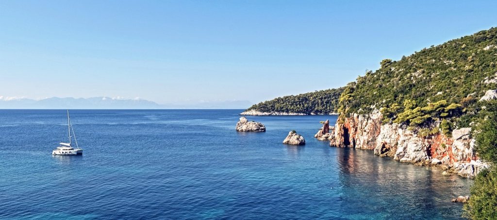 Katamaran bei der Insel Skopelos in Griechenalnd.