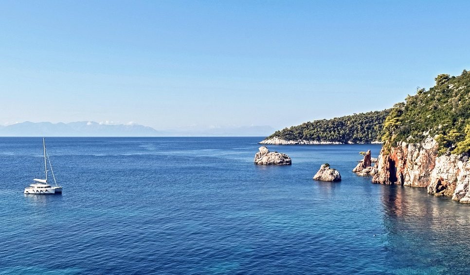 Katamaran bei der Insel Skopelos in Griechenalnd.