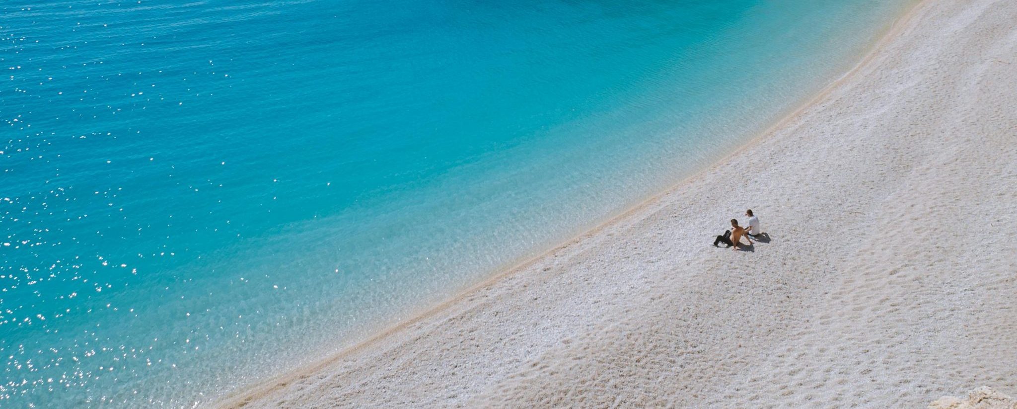 Paar am Strand von Porto Katsiki Beach in Lefkada, in den Flitterwochen.