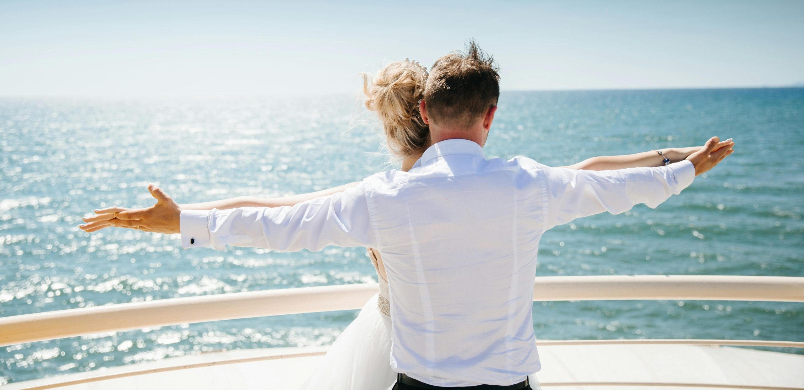 Verliebtes Paar auf einer Yacht