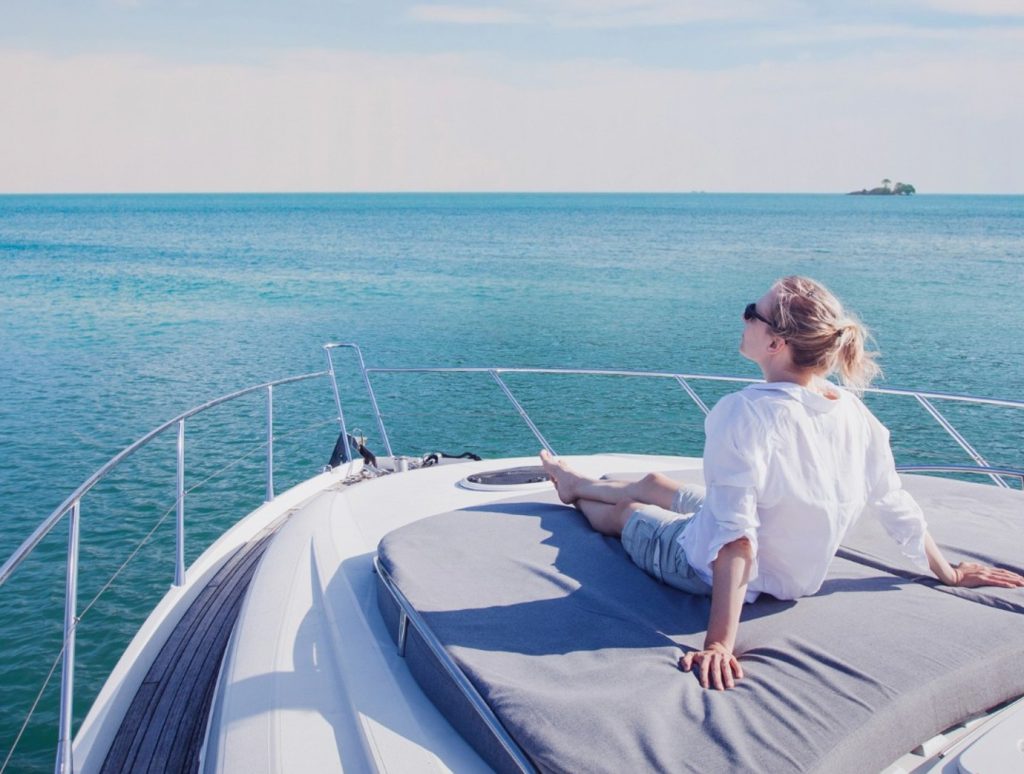 Segeln in Griechenland für Anfänger leicht erklärt. Tipps zu Revieren, Skipper, Planung und dem perfekten Einstieg in deinen ersten Segelurlaub.