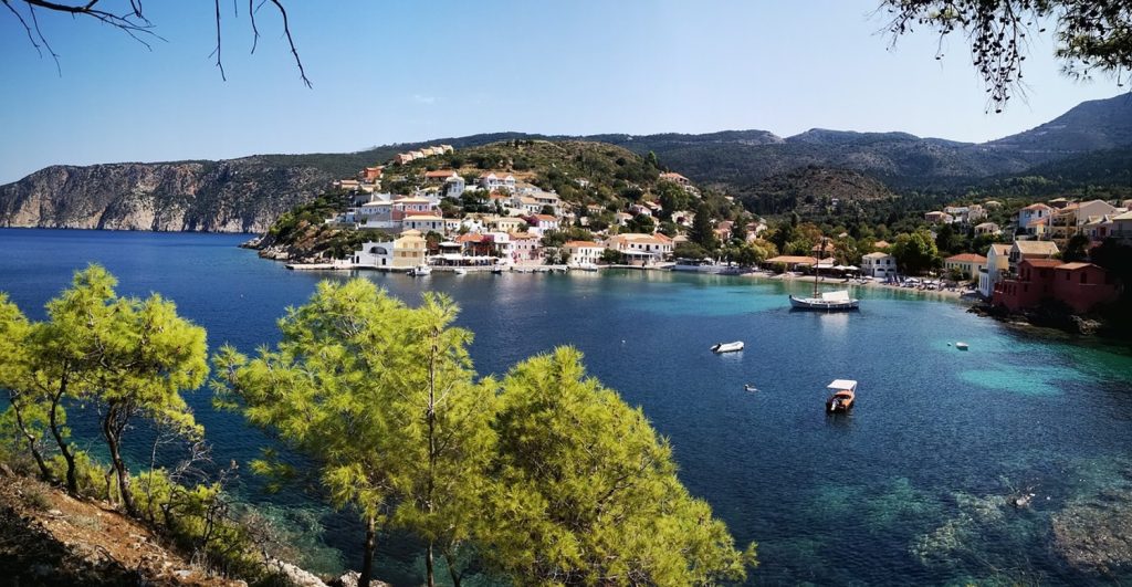 Die besten Segelrouten in Griechenland entdecken. Kykladen, Ionisches Meer und Saronischer Golf mit Tipps für Planung und Törn.