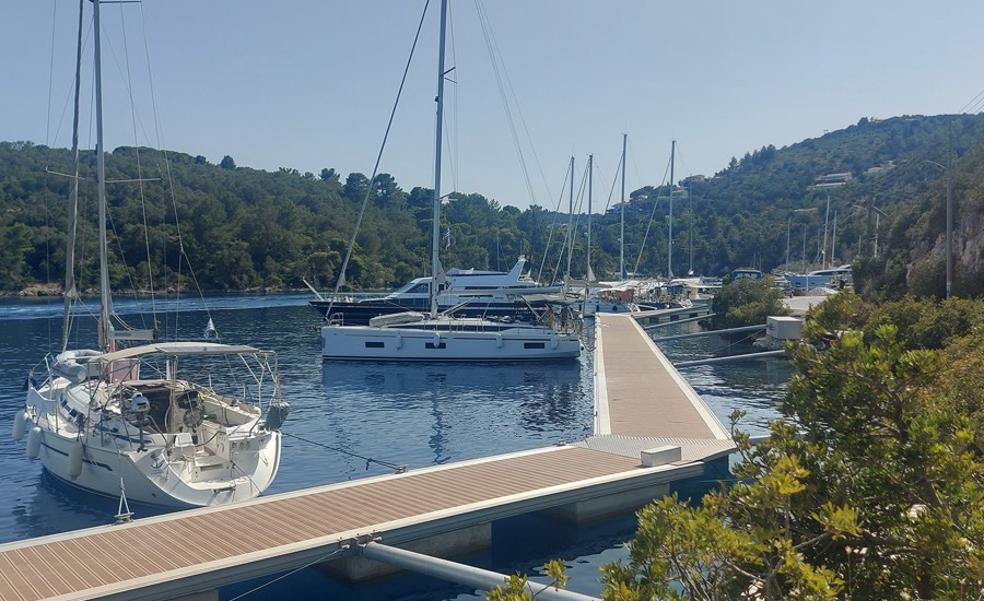 Jede Insel erzählt ihre eigene Geschichte, jede Bucht fühlt sich wie ein kleiner Rückzugsort an. Kein Wunder also, dass sich viele Segler fragen: Welche Segelroute in Griechenland ist die richtige für mich?