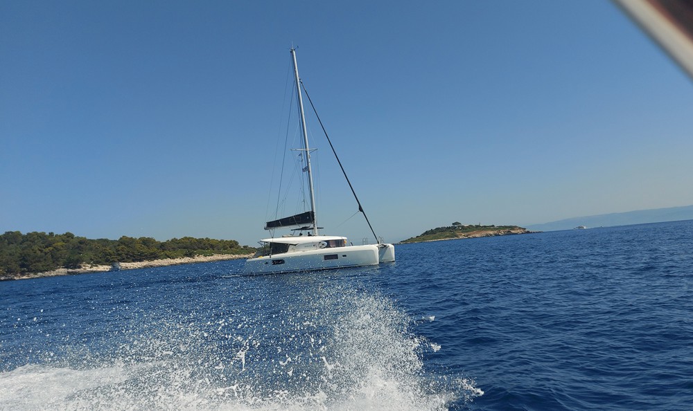 Ithaka verbindet landschaftliche Schönheit mit gut geschützten Häfen. Perfekt für Anfänger, die erste Hafenmanöver üben möchten.