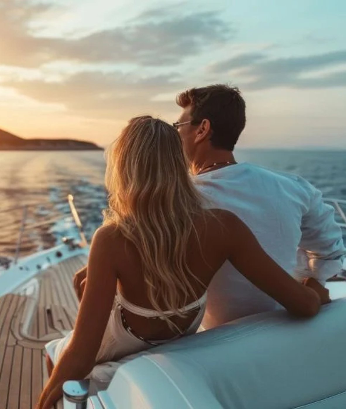 Flitterwochen auf einem Segelschiff in Griechenland sind der Inbegriff von Romantik, Freiheit und unvergesslichen Momenten.