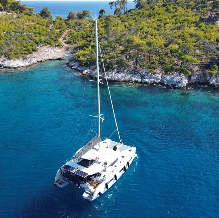 Segelboot in Griechenland mieten in türkisblauem Wasser
