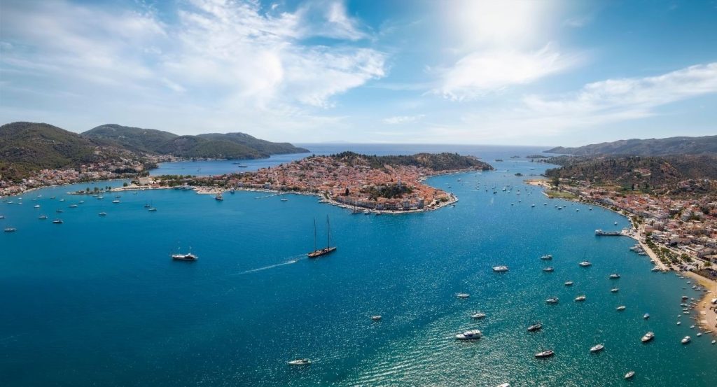Der Hafen von der Insel Poros im saronischen Golfes.