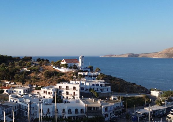 Die beste Zeit zum Segeln in Griechenland ist von Mai bis Oktober. Juli und August bieten starke Winde, ideal für erfahrene Segler.